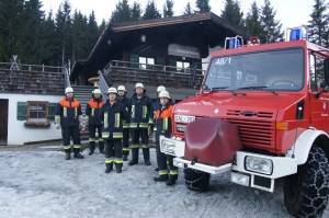 Mit ihrem Unimog mit aufgezogenen Schneeketten gelangt die Feuerwehr Schwangau auch im Winter bis Hoch zur Rohrkopfhütte